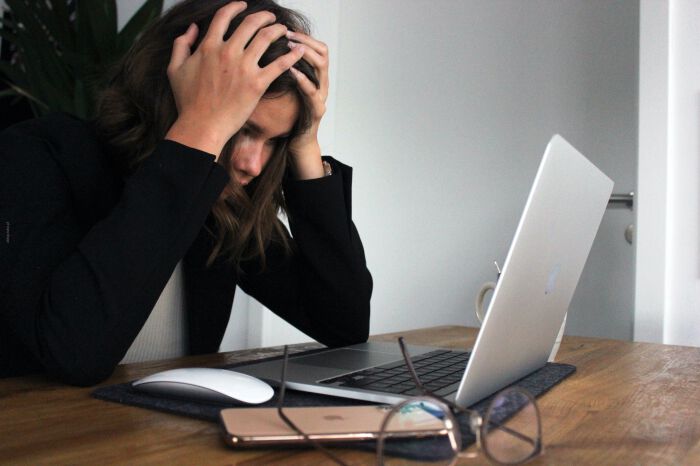 Ergonomia pracy przy komputerze. Praca na siedząco czy stojąco? Rozwiewamy wątpliwości.
